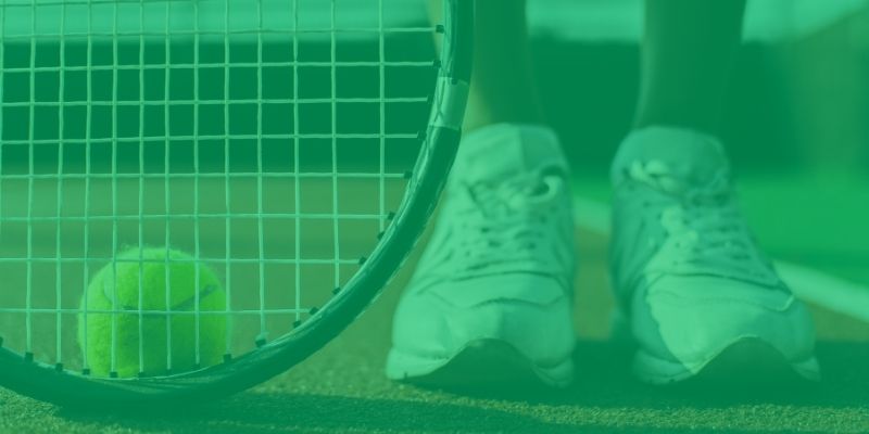 Person steht auf Tennisplatz mit Ball und Schläger, grünes Overlay