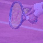 Ausschnitt von Armen, die einen Tennisschläger und einen Tennisball halten